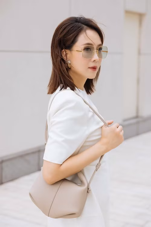 Nữ diễn viên khi trẻ trung, sành điệu lúc lại dịu dàng, nữ tính.