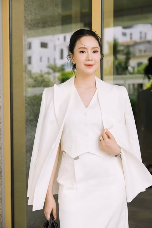 Hồng Diễm cho biết, việc giấu mặt trước truyền thông và khán giả là mong muốn của chính chồng cô. Tuy giữ kín danh tính chồng, nữ diễn viên không ít lần nhắc đến bạn đời trên truyền thông.