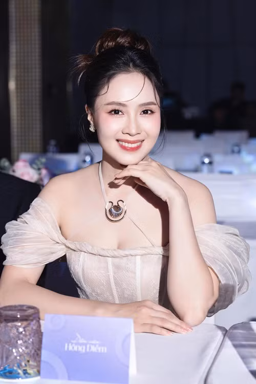 Hồng Diễm sở hữu vóc dáng cân đối, làn da căng bóng mịn màng ở tuổi 41.