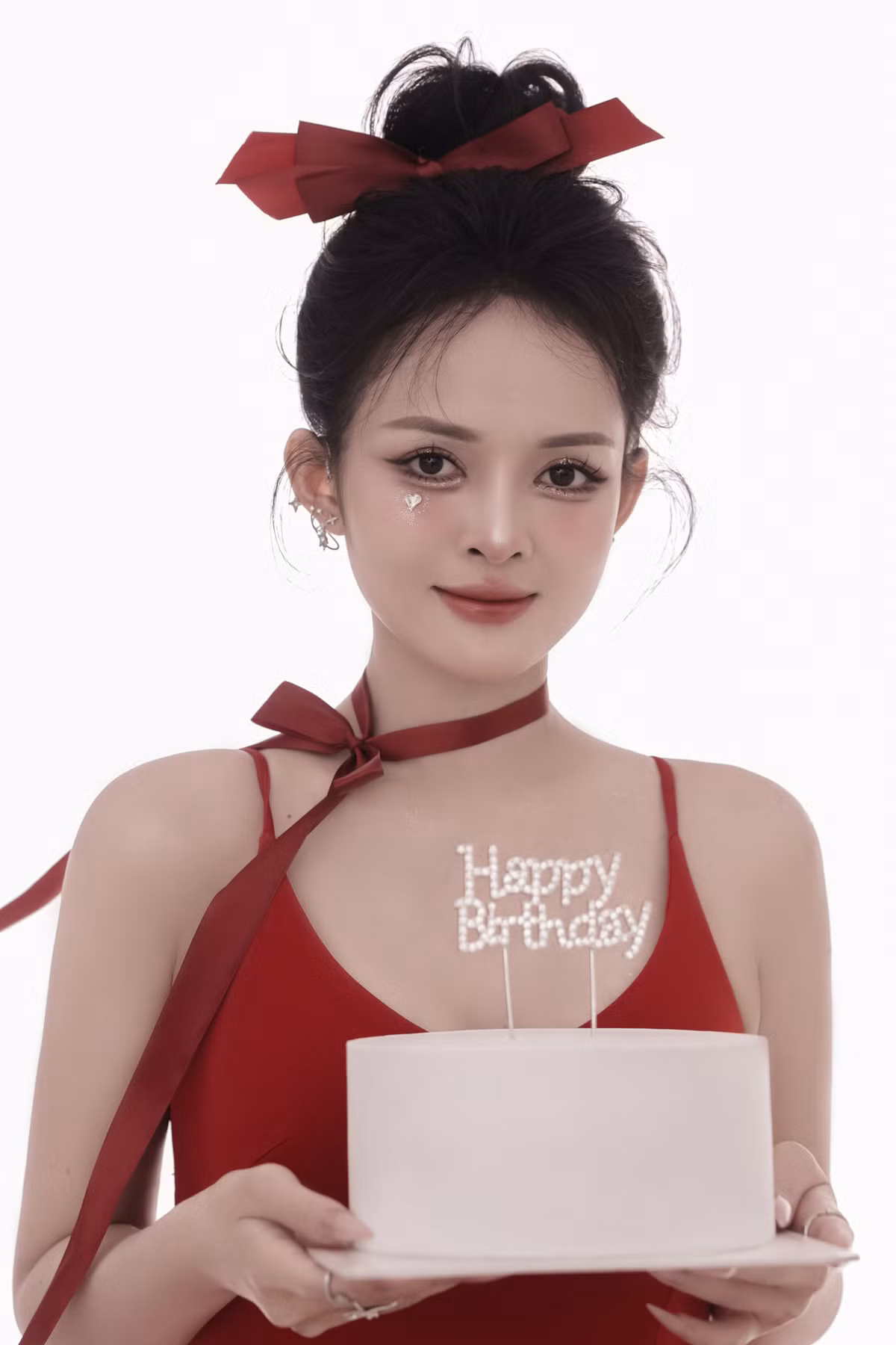 Nữ diễn viên sinh con khi mới 20 tuổi và trải qua nhiều biến cố cuộc đời. "Tôi sống tự lập từ nhỏ, 15-16 tuổi tôi đã đi làm kiếm tiền đóng tiền học, tất cả mọi chuyện trong cuộc sống đến thời điểm hiện tại là do tôi quyết định, tự chịu trách nhiệm", cô nói.
