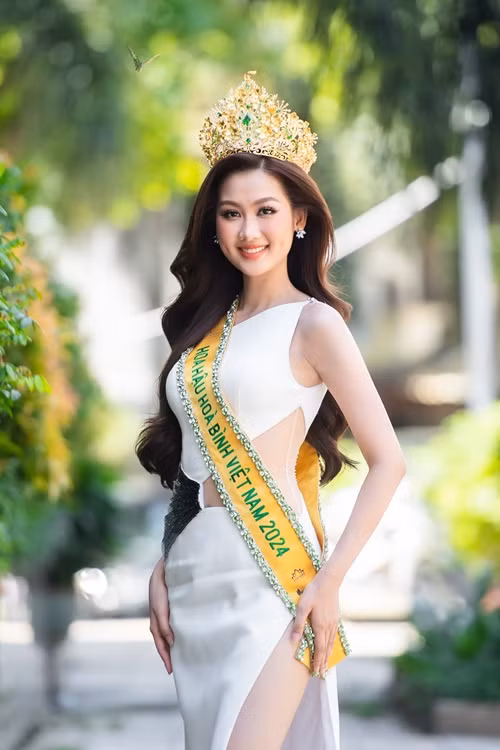 Quế Anh khoe nhan sắc lộng lẫy trong một hoạt động truyền thông.