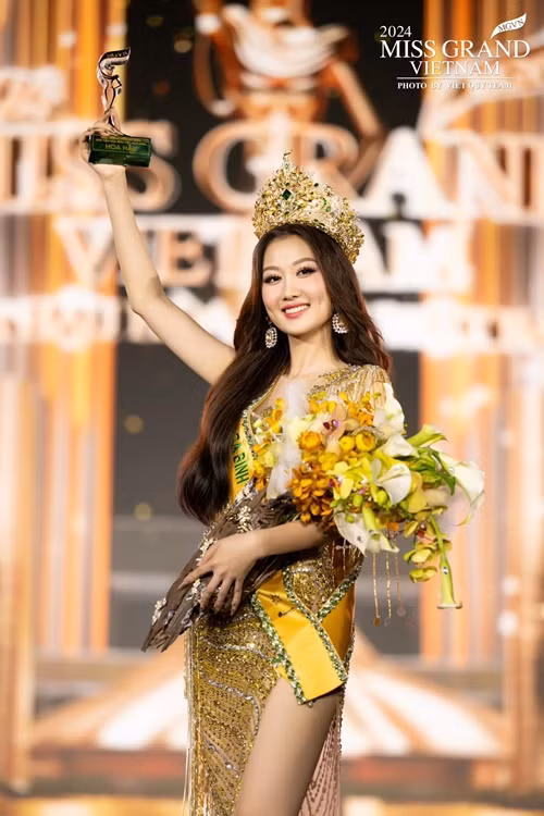  Hoa hậu Võ Lê Quế Anh gây tranh cãi ngay sau đêm đăng quang Miss Grand Vietnam 2024. Nhiều khán giả cho rằng Quế Anh không nổi bật bằng những thí sinh khác trong top 5. Ngoài ra, phần thi ứng xử của cô bị chê lan man, không được trôi chảy.