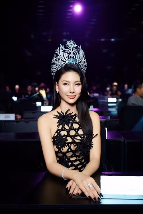 Đối mặt với ồn ào được “dọn đường” đăng quang, Quỳnh Hoa khẳng định, cô hoàn toàn trung thực với cuộc thi, với khán giả. Ảnh: FB Bùi Quỳnh Hoa.