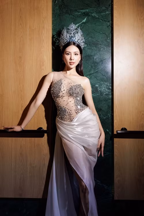 Phía bà Thúy Nga tiết lộ lý do Quỳnh Hoa đăng quang: "Bùi Quỳnh Hoa có nhan sắc, hình thể, kỹ năng và đồng thời bạn ấy đáp ứng được tiêu chí của ban tổ chức Miss Universe Vietnam và Miss Universe, bạn ấy sẵn sàng đồng hành cùng chúng tôi. Quan trọng hơn ở Bùi Quỳnh Hoa, chúng tôi khá bất ngờ việc bạn ấy chia sẻ dự án cộng đồng của mình và khiến tôi xúc động". Ảnh: FB Bùi Quỳnh Hoa.