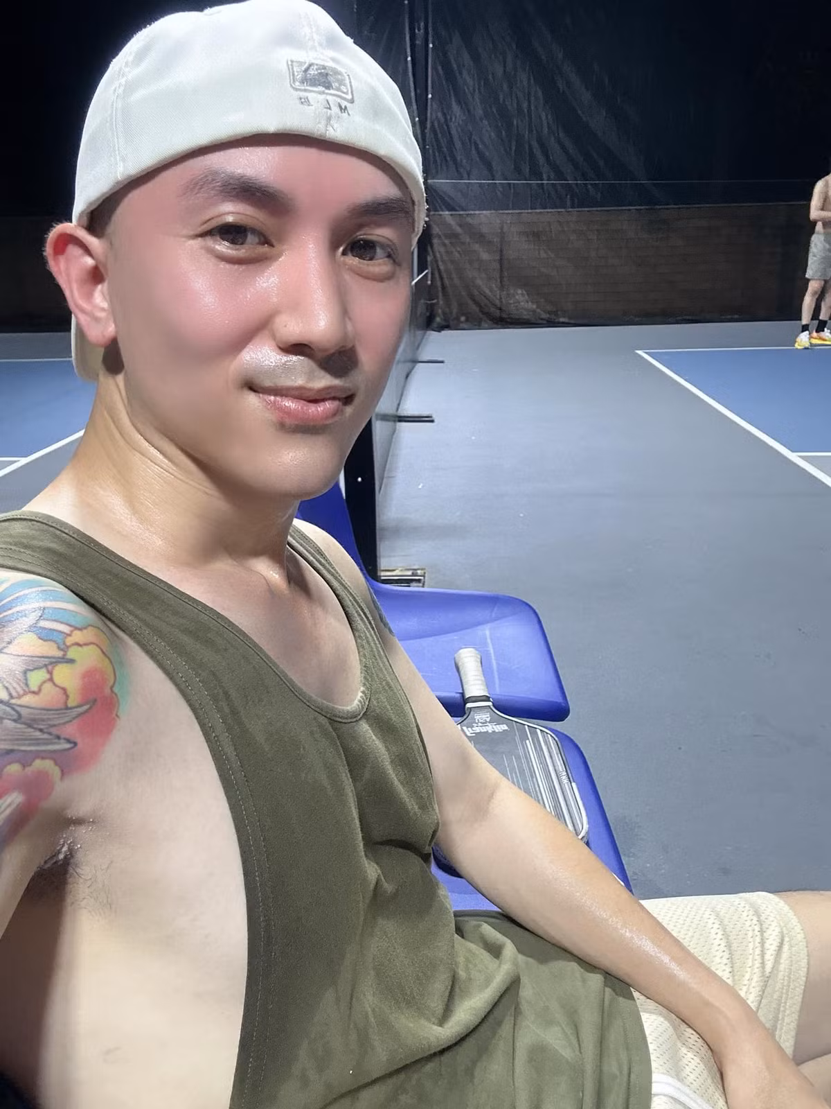 Diễn viên Anh Vũ đỏ mặt, toát mồ hôi toàn thân sau một trận pickleball. Môn thể thao mới vẫn đang thu hút nhiều người chơi. Họ không chỉ có thể rèn luyện sức khỏe mà còn khoe được vóc dáng và gu thẩm mỹ thời trang trên sân.