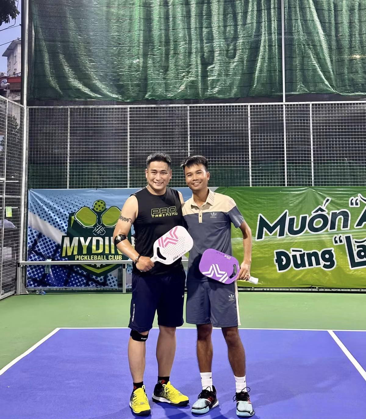 Diễn viên Minh Tiệp cũng mới tham gia pickleball. Anh viết trên trang cá nhân: ''Biết thế chơi môn này sớm hơn. Một môn thể thao đốt calo khủng khiếp sau giờ làm việc và cuối tuần''.