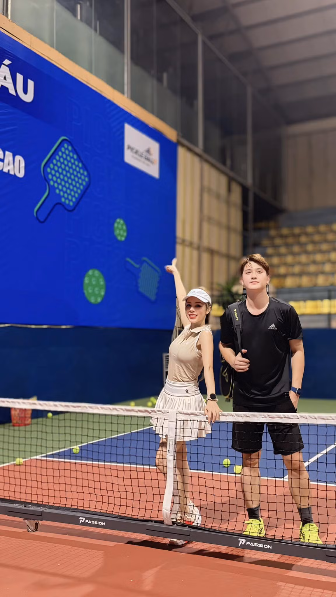 Vợ chồng MC Bạch Lan Phương, diễn viên Huỳnh Anh cũng thích chơi pickleball.
