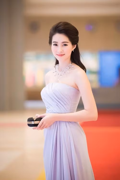 Không giống nhiều mỹ nhân Việt, Đặng Thu Thảo hiếm khi mặc gợi cảm.