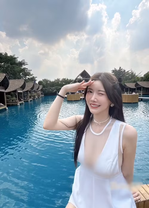 Diêu Thái Thần từng tham gia đội cổ vũ chuyên nghiệp Formosa Sexy ở Đài Loan. Đây là đội cổ vũ độc quyền cho Giải bóng rổ chuyên nghiệp Đông Nam Á.