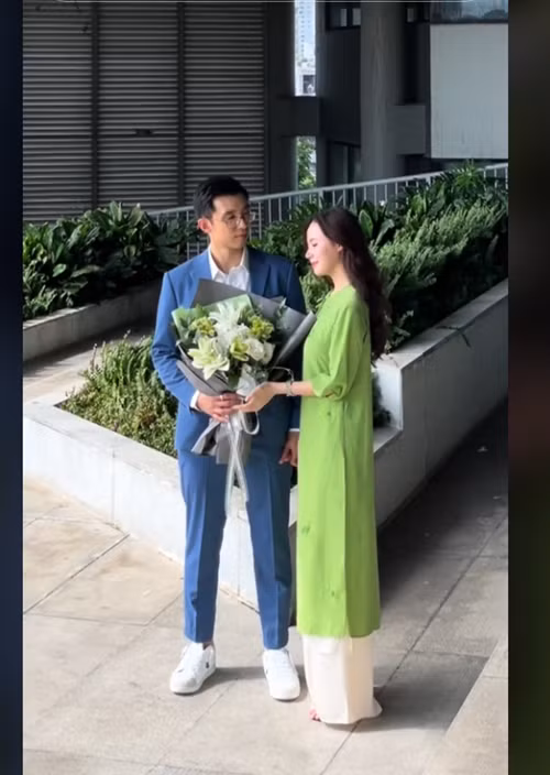Nữ diễn viên đăng tải clip hướng dẫn bạn đời tạo dáng.