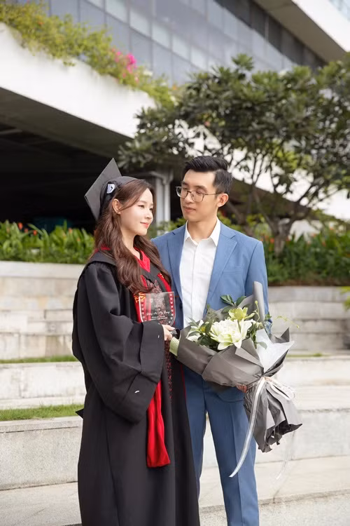 Minh Đạt chúc mừng Midu tốt nghiệp thạc sĩ cách đây ít ngày.