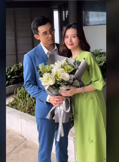 Midu tích cực khoe chồng sau khi kết hôn.