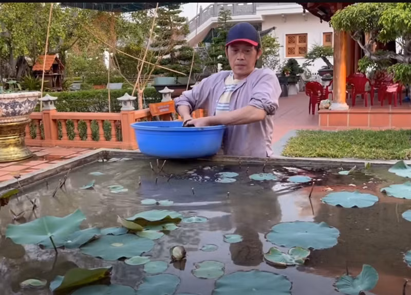Khi rảnh rỗi, Hoài Linh tìm niềm vui ở công việc nhà nông trong nhà thờ Tổ nghiệp. Ảnh: Youtube Hoài Linh.