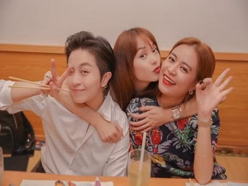 Từ tháng 9/2019, Hoàng Thùy Linh vướng tin đồn hẹn hò đồng giới với Gil Lê (áo trắng). Cả hai bị phát hiện đeo nhẫn đôi, mặc đồ đôi và dành những ký tự đặc biệt cho nhau trên mạng xã hội. Gil Lê và Hoàng Thùy Linh chưa từng khẳng định hay phủ nhận mối quan hệ tình cảm. Ảnh: Công Luận.