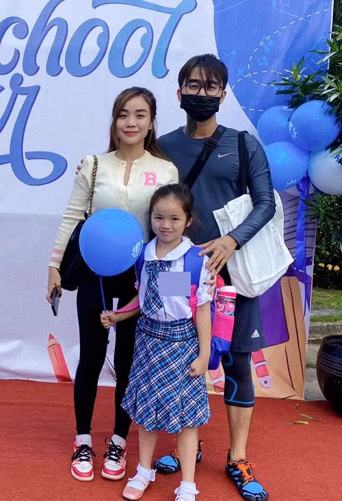 "Đạt không nghĩ Cindy, Gà hay Cún sẽ quá để ý đến công việc làm nhạc của mình. Thế nhưng đến lúc gần hoàn thành bài hát, Đạt thực sự bất ngờ khi hai "công chúa nhỏ" là người hát rất lớn, rất thuộc lời. Điều đó cho Đạt cảm giác có lẽ mình vẫn có một lượng khán giả nhất định, ít nhất là hai con gái vẫn đang lắng nghe mình", rapper chia sẻ trên Người Lao Động. Ảnh: FB Bảo Ngọc.