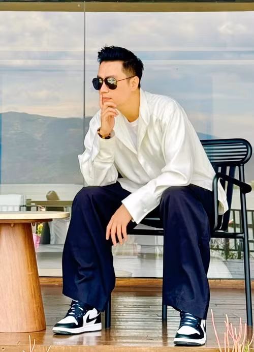 Theo Việt Anh, từ đầu năm 2023, Hương Trần mua nhà với người yêu mới nhưng lại vẫn muốn anh chu cấp tiền thuê nhà như trước đây. Nam diễn viên không đồng ý. Anh sẽ chỉ chu cấp đầy đủ cho con trai chung. Việt Anh còn tố bị vợ cũ cấm gặp con trai. Ồn ào giữa Việt Anh và vợ cũ sau đó cũng lắng xuống. Ảnh: FB Việt Anh.