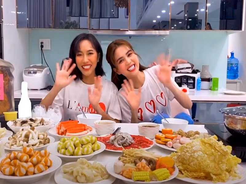 Ngọc Trinh thường xuyên mời đồng nghiệp thân thiết đến chơi nhà. Ảnh: FB Ngọc Trinh.