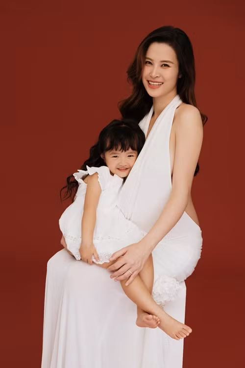 "Ba túc trực bên 3 mẹ con còn chị hai Winnie thì đúng nghĩa mê em không rời luôn ạ", Đông Nhi chia sẻ thêm.