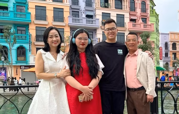 NSƯT Linh Huệ có cuộc sống bình yên, êm ấm bên ông xã doanh nhân và 2 con. Hiện tại, các con của nữ nghệ sĩ đều đã lớn nên chị có nhiều thời gian cho bản thân và đam mê hơn.