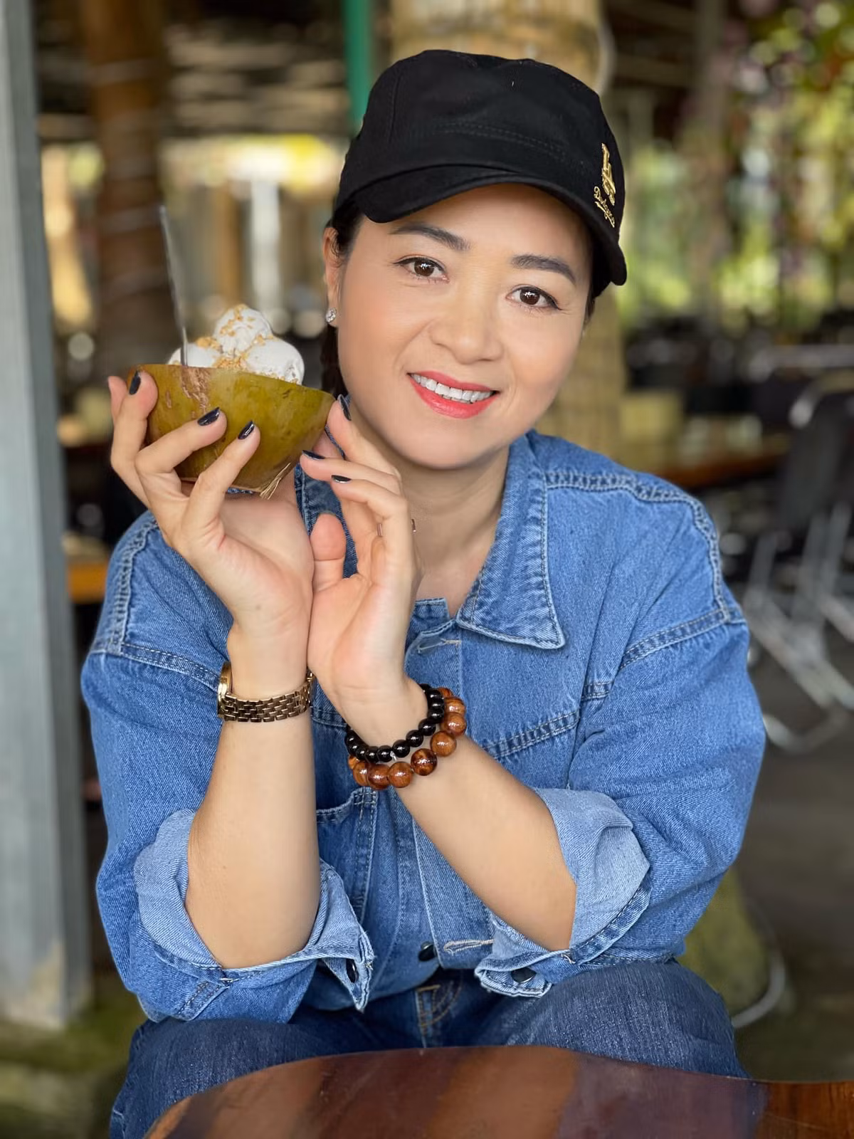 Trên phim luôn vào những vai hiền lành, cam chịu, ngoài đời NSƯT Linh Huệ cũng là người giản dị.