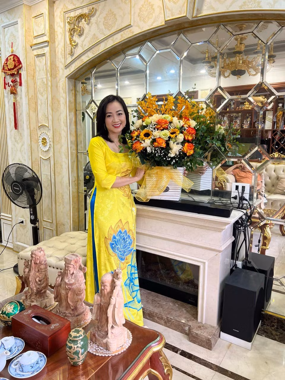 Với những đóng góp cho nghệ thuật, Linh Huệ được phong tặng danh hiệu NSƯT năm 2015.