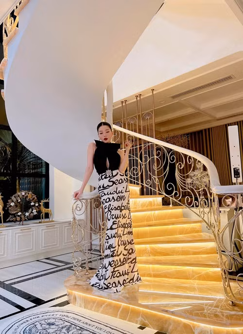Biệt thự của Lệ Quyên ở TP HCM rộng gần 600m2, nội thất sang trọng. Ảnh: FB Lệ Quyên.