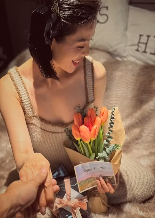 Nữ ca sĩ được bạn trai mang quà đến tận giường tặng. Ảnh: FB Lệ Quyên.