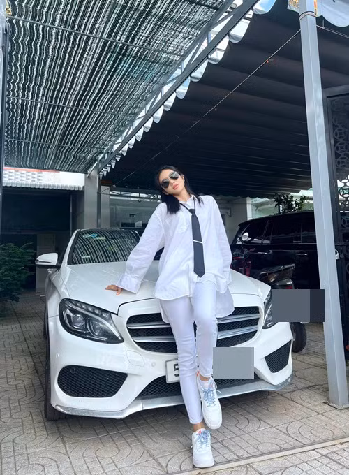Năm 23 tuổi, Thiên Hương tậu một căn hộ 76m2, ở quận 7. Năm 24 tuổi, cô mua được xe hơi. Ảnh: FB Thiên Hương.