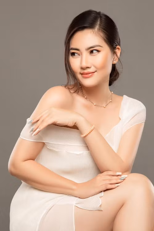Ngọc Lan tâm sự: “Hãy thông cảm cho mình vì mình chỉ được chọn 2 trong 3 công việc, cha, mẹ, diễn xuất. Công việc làm cha và làm mẹ khó quá nên mình cần tập trung hơn thì mới làm tốt 2 công việc đó được, còn công việc diễn xuất mình đã làm được 21 năm rồi nên cho mình ngưng xíu”. Ảnh: FB Ngọc Lan.