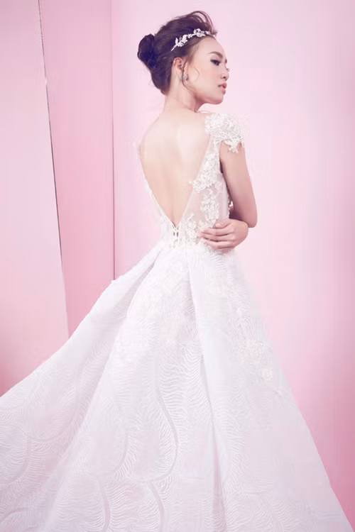 Lan Ngọc khoe lưng trần khi hoá cô dâu năm 2016. Ảnh: Gia Đình Xã Hội.