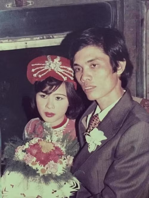 Mẹ Vân Trang diện áo dài đỏ và váy trắng trong đám cưới. Ảnh: Thương Hiệu Pháp Luật.