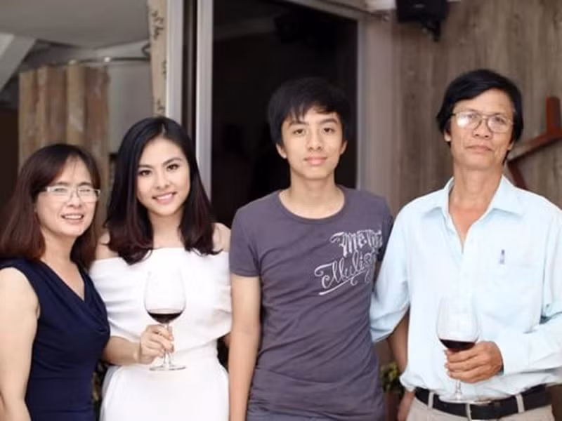 Vân Trang tiết lộ mẹ cô rất mê nghệ thuật. "Lúc biết tôi thi vào trường sân khấu, mẹ mừng lắm. Ngày xưa mẹ rất mê nghệ thuật nhưng bà ngoại không cho, bà ngoại nghĩ "con theo hát bội, mẹ liều con hư". Mẹ tôi mừng vì mình có thể thực hiện được ước mơ hồi trẻ của mẹ", mỹ nhân Việt chia sẻ. Ảnh: Thương Hiệu Pháp Luật.