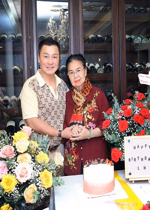 Nam diễn viên đón sinh nhật bên mẹ trong biệt thự. Ảnh: FB Lý Hùng.