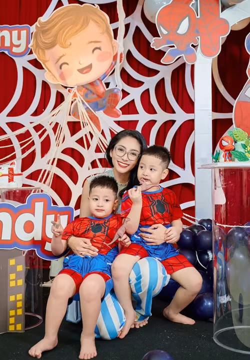 Dang Thu Thao to chuc sinh nhat hoanh trang cho hai con trai