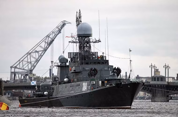 Hiện nay, trong thành phần trang bị Hạm đội Baltic được biến chế 8 tàu săn ngầm Project 1331M làm nhiệm vụ phòng thủ căn cứ, bờ biển và hộ tống đội tàu mặt nước trong đội hình chống các mối đe dọa dưới mặt nước. Ảnh: tàu săn ngầm Project 1331M mang tên Urengoy (304) tham gia duyệt binh ở thành phố St Petersburg ngày 9/5.