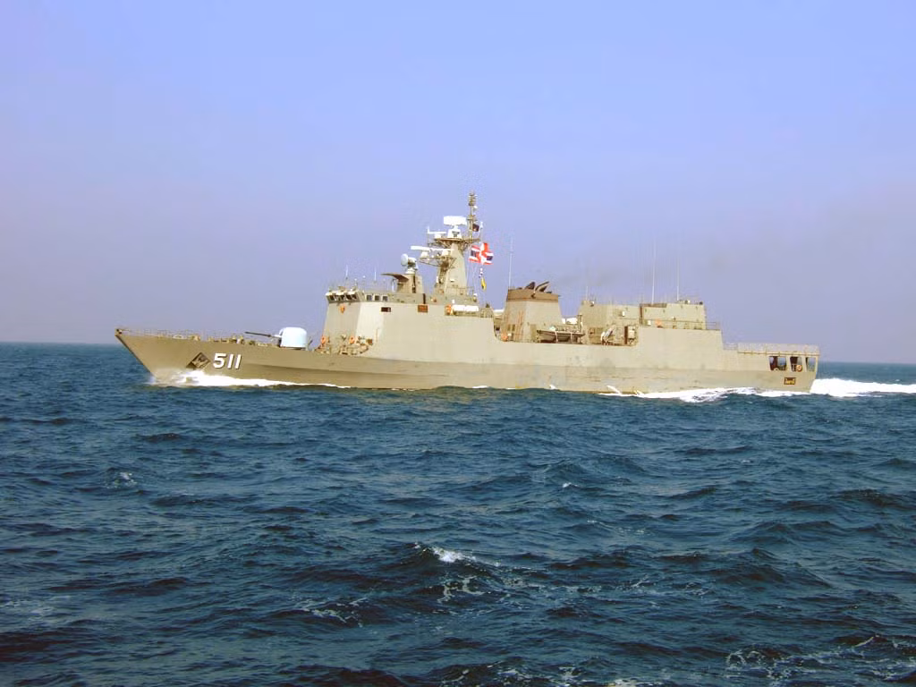 Tàu chiến HTMS Narathiwat là chiếc thứ hai thuộc lớp tàu tuần tra ven biển Pattani do Thái Lan thiết kế, nhưng được chế tạo tạp xưởng Tổng công ty đóng tàu nhà nước Trung Quốc (CSSC). Lớp tàu được thiết kế chủ yếu cho tuần tra bờ biển, thực thi pháp luật biển, tìm kiếm cứu nạn, chống hải tặc... Ảnh: chiếc đầu tiên thuộc lớp tàu này mang tên HTMS Pattani (511).