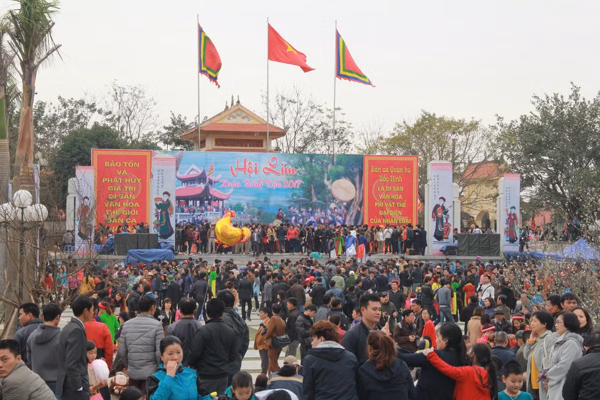 Lễ hội vùng Lim Đinh Dậu 2017 có chủ đề "Lễ hội văn minh, an toàn, lành mạnh góp phần bảo tồn và phát huy bản sắc văn hóa dân tộc". Ngoài phần lễ, phần hội gồm nhiều trò chơi dân gian luôn thu hút khách như Đu tiên, vật truyền thống, bịt mắt bắt dê, đập niêu, chọi gà, tổ tôm điếm…