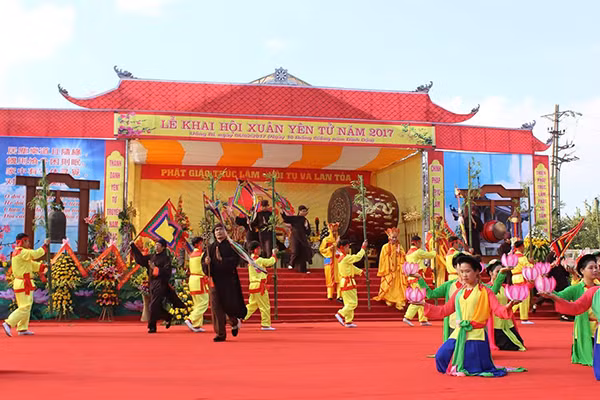 Núi thiêng Yên Tử là nơi vua Trần Nhân Tông chọn làm nơi tu hành, sáng lập ra Thiền phái Trúc Lâm Yên Tử, dòng thiền mang đậm bản sắc văn hoá dân tộc Việt với tinh thần nhập thế, gắn đạo với đời, còn để lại nhiều giá trị trong đời sống hôm nay. Là trung tâm Phật giáo một thời của Đại Việt với nhiều kiến trúc chùa, am tháp, Yên Tử hiện nay đã được đầu tư tu bổ, tôn tạo, hàng năm thu hút đông đảo tăng ni, phật tử và du khách bốn phương về chiêm bái, lễ phật.