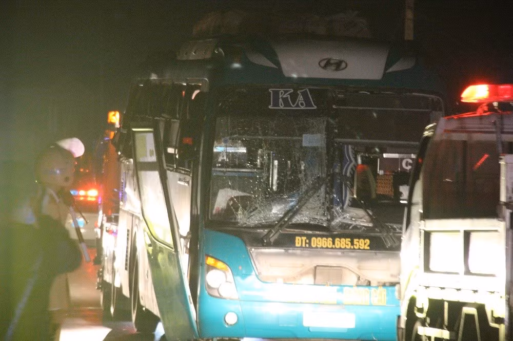 Như Kiến Thức đã đưa tin, vào khoảng 23h ngày 21/2, xe khách giường nằm BKS 14B 006.94 chạy từ Thái Nguyên về Quảng Ninh. Khi lưu thông trên quốc lộ 18 địa phận gần cầu Đông Du (xã Đào Viên, huyện Quế Võ, tỉnh Bắc Ninh) bất ngờ phát nổ.