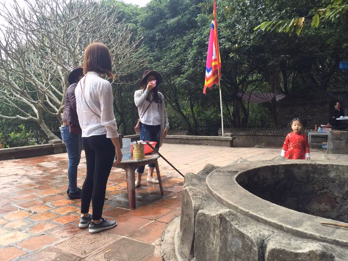 Dan dua nhau ve uong nuoc gieng Ngoc 700 nam o Hai Duong-Hinh-6
