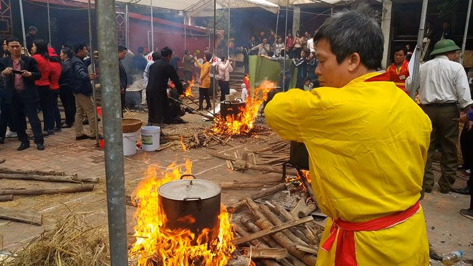 Một nghệ nhân lấy tay lau mắt do nhiều khói.