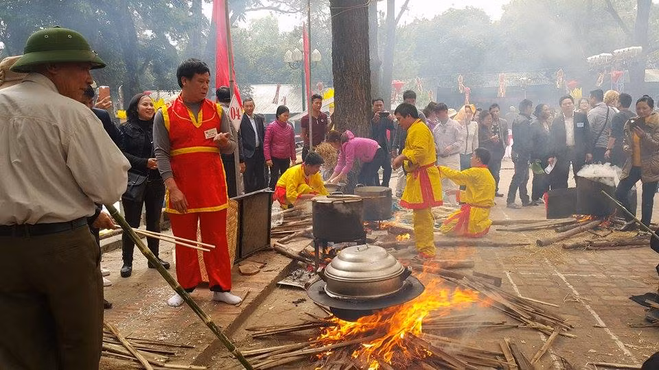 Trong khi các nghệ nhân nổi lửa đồ xôi, những tiếng cổ vũ của các cổ động viên khiến không khí thêm sôi động.