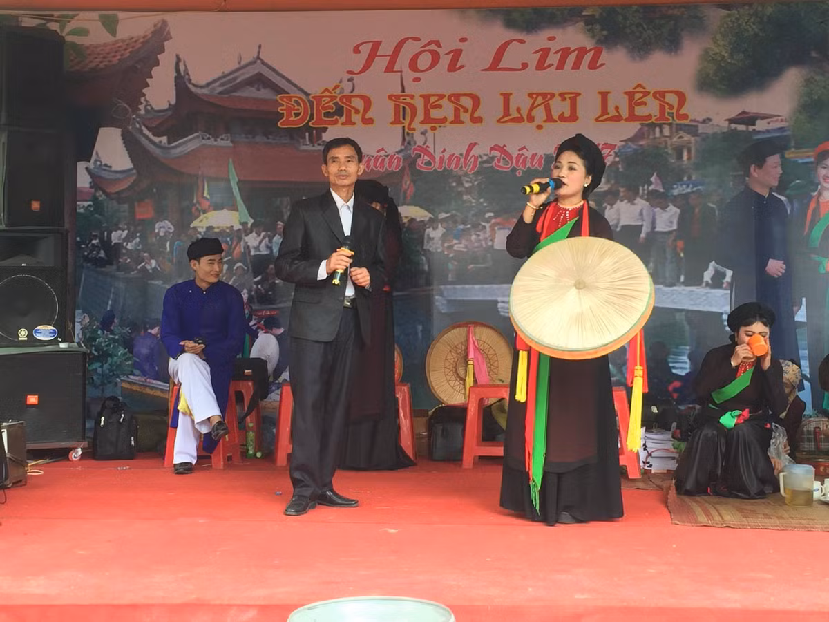 Các liền chị say sưa hát quan họ.