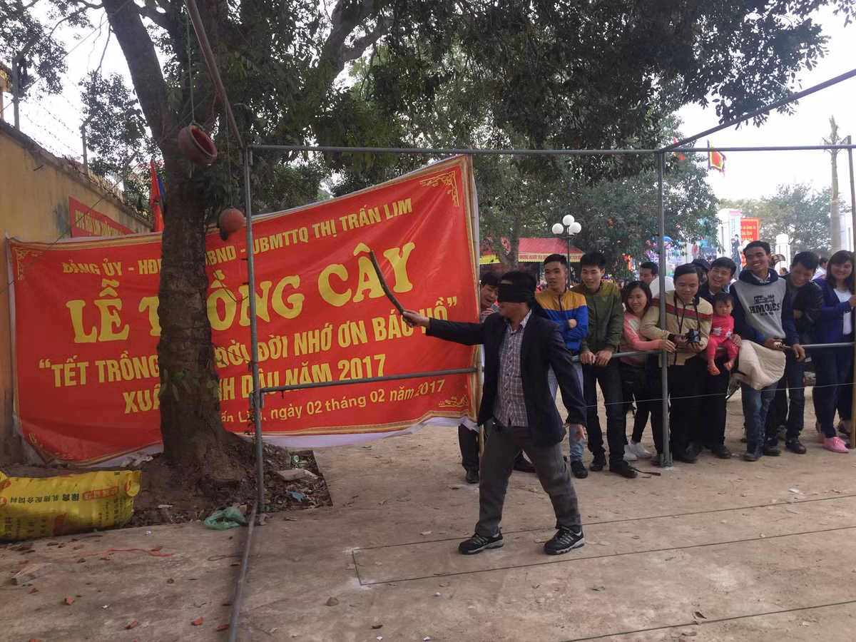 Trò chơi dân gian đập niêu hút khách.