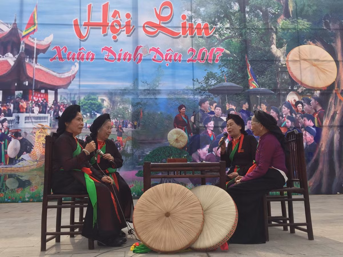 Lúc trên sân khấu hay dưới thuyền.
