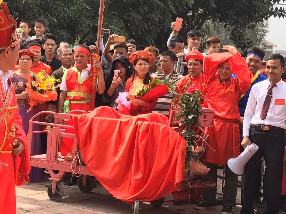 Đến 11h hơn cùng ngày, hai "ông Ỉn" được rước về sân đình Ném Thượng. Nghi lễ ông tướng phất cờ được diễn ra trước sự chứng kiến của đông đảo nhân dân. Sau đó, hai "ông Ỉn" được đưa vào khu vực riêng được quây bạt kín, hai thủ đao được dân làng chọn từ những gia đình hạnh phúc, con cháu đề huề, khỏe mạnh thực hiện nghi lễ giết lợn. 