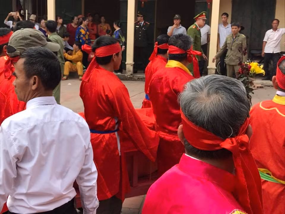 Những năm trước, lễ hội làng Ném Thượng vẫn tổ chức nghi lễ chém lợn giữa sân đình trước sự chứng kiến của nhiều người gây phản cảm, kích động bạo lực đã tạo lên nhiều cuộc tranh luận gay gắt. Nhưng đến năm 2016, lễ hội đã đổi thay khi các "ông Ỉn” được đưa vào khu kín để giết thịt tế Thánh.