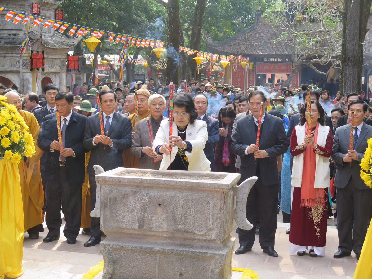 Hàng nghìn người tưng bừng trẩy Hội xuân Cơn Sơn - Kiếp Bạc Hang nghin nguoi tung bung tray Hoi xuan Con Son - Kiep Bac