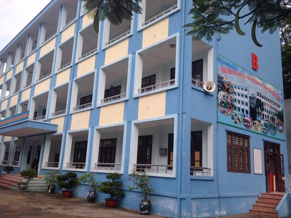 Chu tich tinh Quang Ninh xuc dong khen giao vien xep hang hien mau