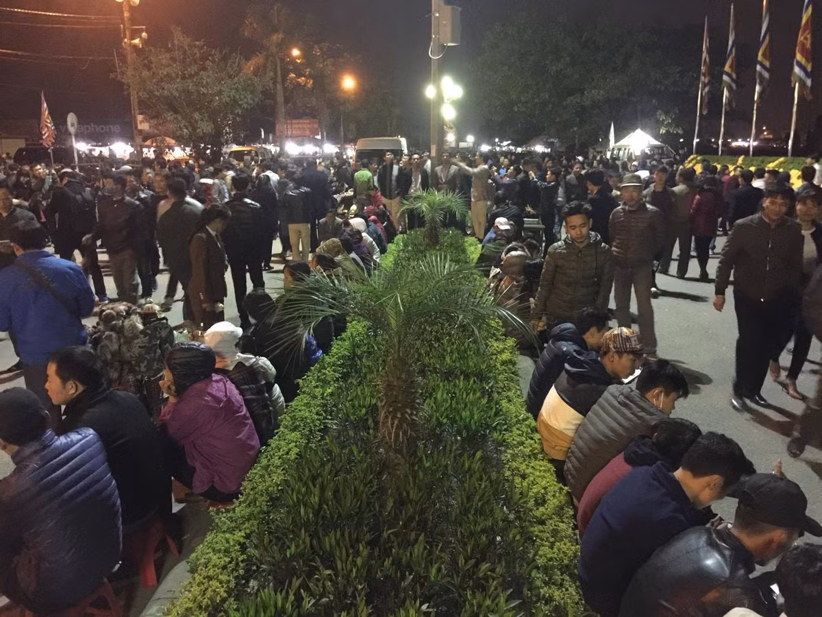 Do 5h sáng 15 tháng giêng mới phát ấn nên nhiều người phát túc trực bên ngoài.